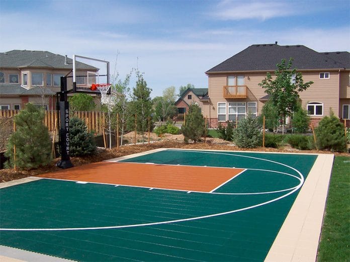 1. featured Il piacere di un campo da basket nel giardino di casa