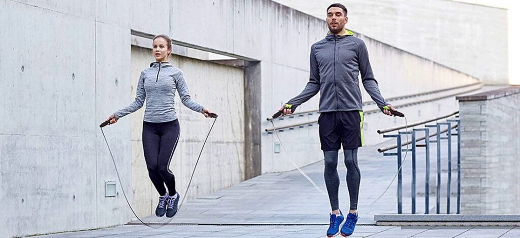 BTONGE Corda per Saltare per Adulti - Tradizionale Regolabile in Cotone con Manico in Legno Naturale - Corda Velocità per Bruciare Grassi, Fitness e Sport - 300 CM / 9,8 FT